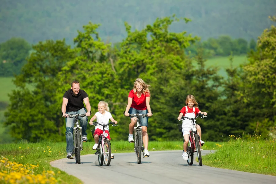 Familie fährt Fahrrad